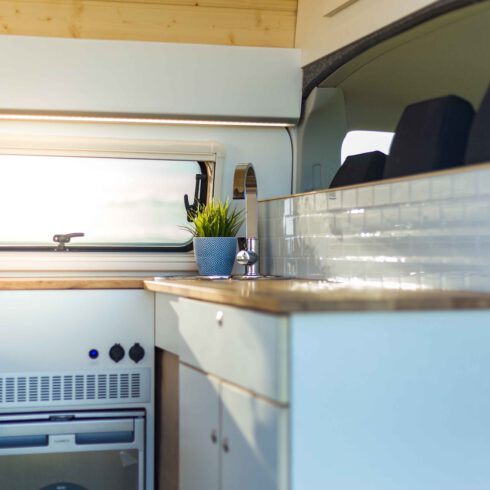 Die VW T6 Küche mit Waschbecken, Panoramafenster von Dometic und Kühlschrank