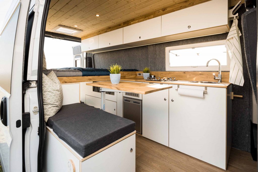 Die Concept Camper 0.2 Küche, gemütliche Optik, eine handgefertigte Arbeitsplatte aus massiv Eichenholz ergänzt durch ein modernes Design