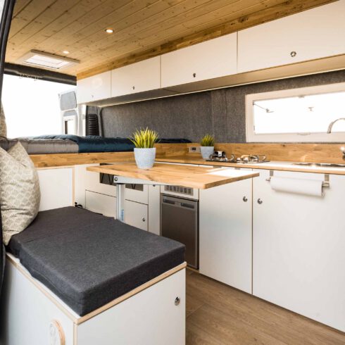 Die Concept Camper 0.2 Küche, gemütliche Optik, eine handgefertigte Arbeitsplatte aus massiv Eichenholz ergänzt durch ein modernes Design