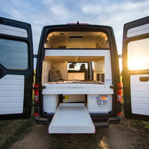 Der MAN TGE Camper in der Farbe Marinegrün auf einem Feldweg in Erfurt